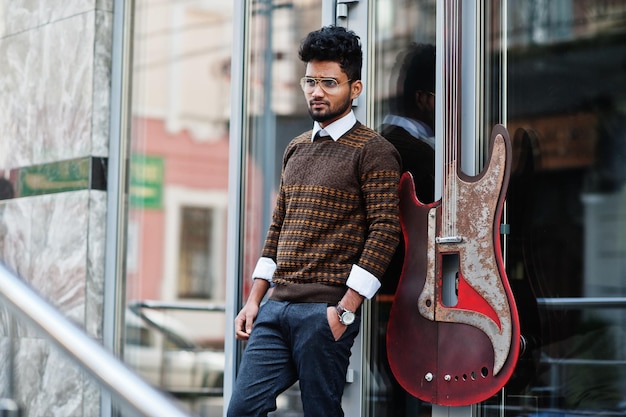 Porträt einer jungen, stilvollen indischen Mann-Model-Pose auf der Straße