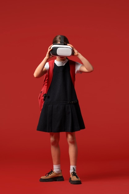 Porträt einer jungen Studentin in Schuluniform und VR-Brille