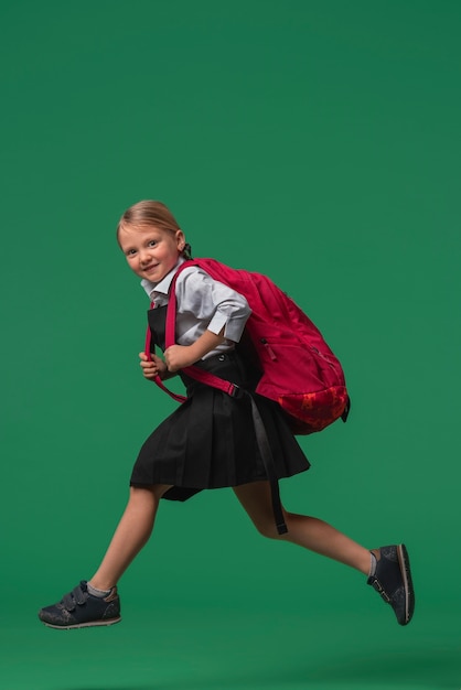 Kostenloses Foto porträt einer jungen studentin in schuluniform