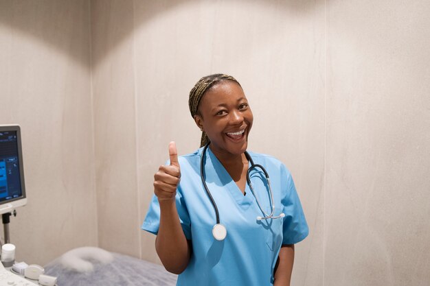 Porträt einer Krankenschwester im Kittel in der Klinik