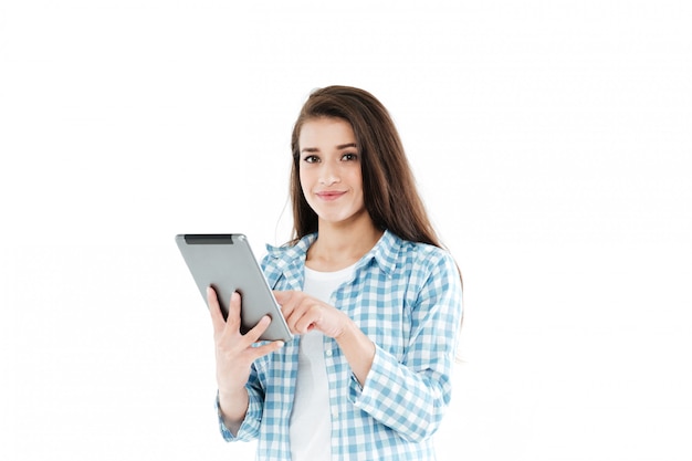 Porträt einer lächelnden jungen jungen Frau, die Tablet-Computer verwendet