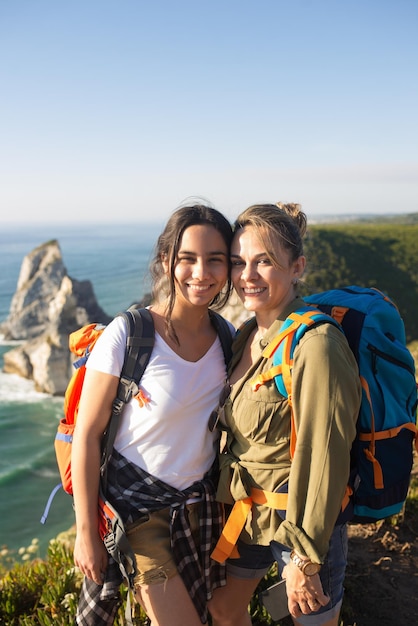 Kostenloses Foto porträt einer lächelnden mutter und tochter beim wandern