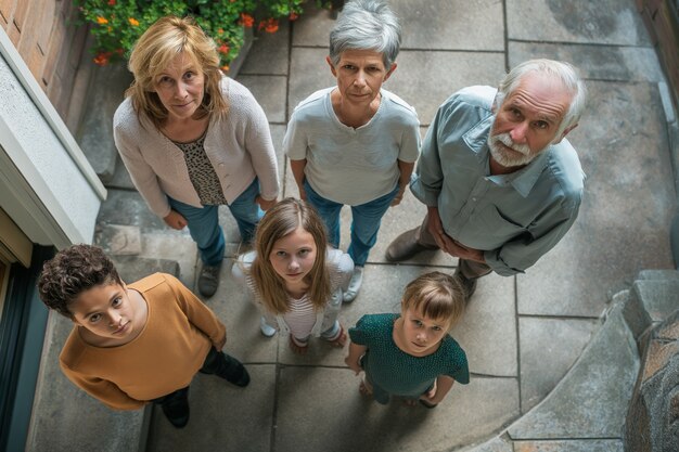 Kostenloses Foto porträt einer mehrgenerationsfamilie, die sich ein haus teilt, weil die preise auf dem wohnungsmarkt unerschwinglich gestiegen sind