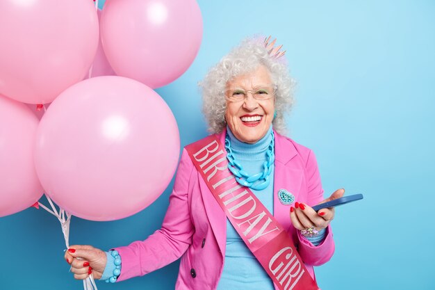 Porträt einer modischen älteren Dame feiert ihren Geburtstag