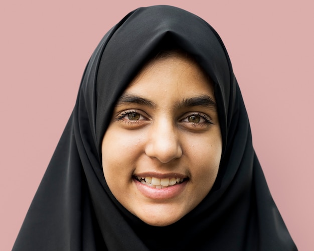 Porträt einer muslimischen Frau im Hijab, lächelndes Gesicht aus nächster Nähe