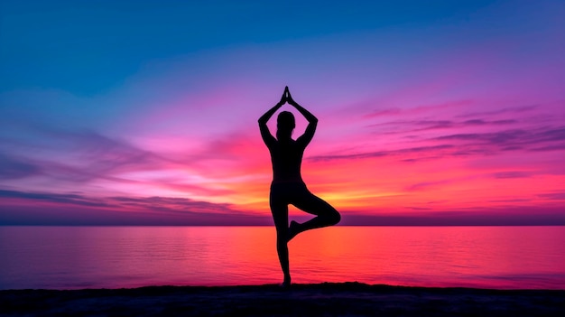 Porträt einer Person, die bei Sonnenuntergang Yoga am Strand praktiziert