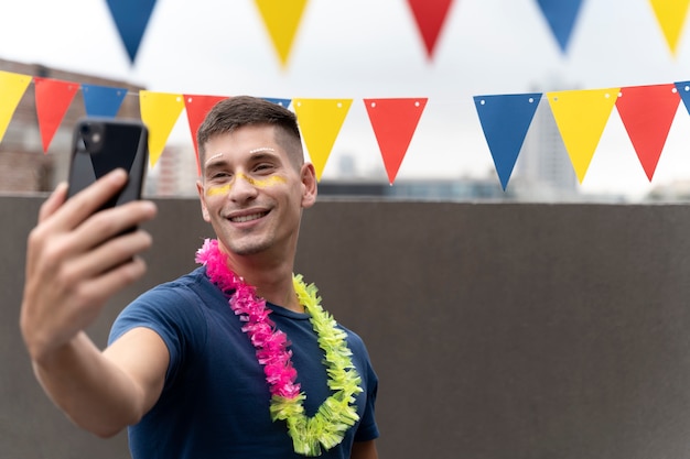 Kostenloses Foto porträt einer person, die spaß am karneval hat