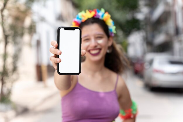 Porträt einer Person, die Spaß am Karneval hat