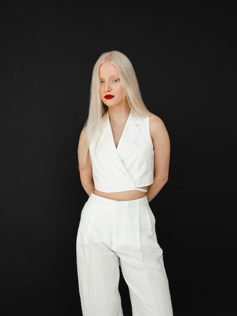 Kostenloses Foto porträt einer schönen albino-frau
