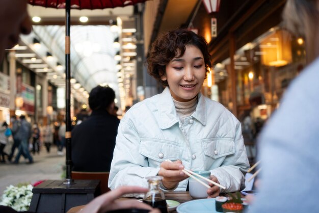 Porträt einer schönen asiatischen Frau bei einem Freundestreffen