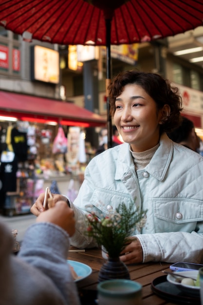 Kostenloses Foto porträt einer schönen asiatischen frau bei einem freundestreffen