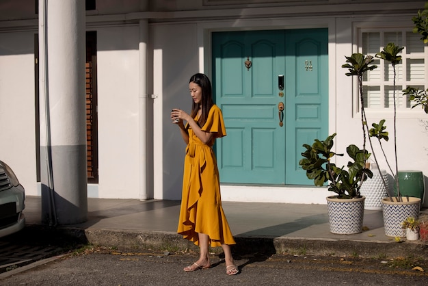 Porträt einer schönen asiatischen Frau mit Smartphone im Freien in der Stadt