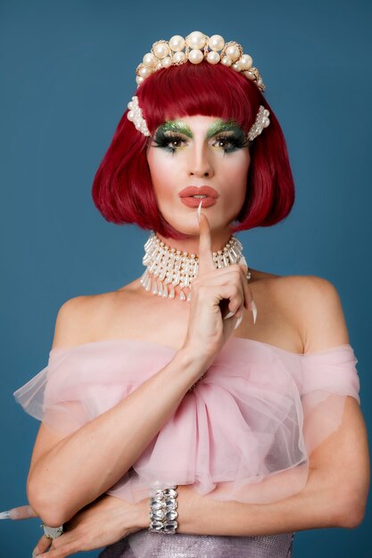 Porträt einer schönen Drag-Person mit Make-up und Perücke