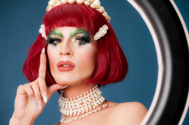 Porträt einer schönen Drag-Person mit Make-up und Perücke