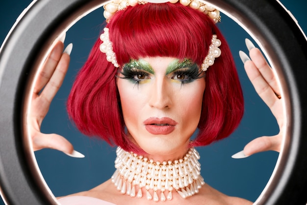 Kostenloses Foto porträt einer schönen drag-person mit make-up und perücke