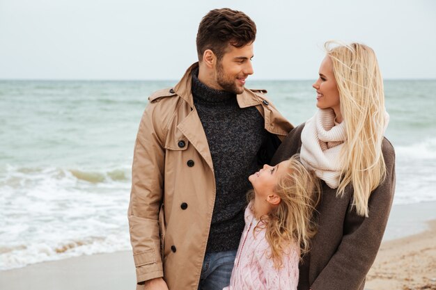 Porträt einer schönen Familie mit einer kleinen Tochter