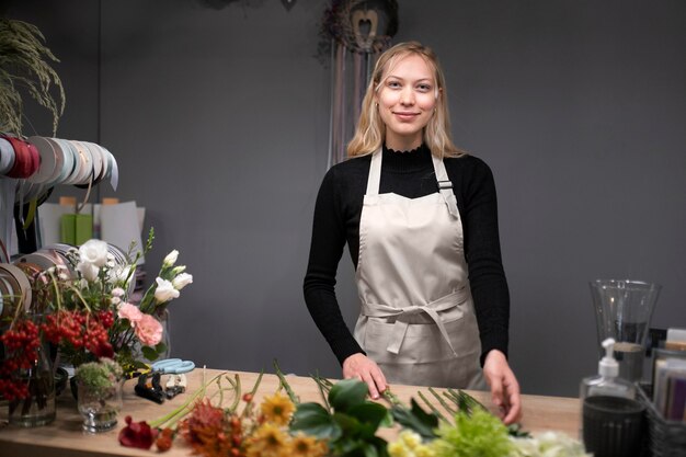 Porträt einer schönen Floristin bei der Arbeit