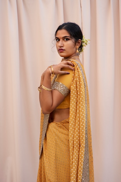 Kostenloses Foto porträt einer schönen frau, die ein traditionelles sari-gewand trägt