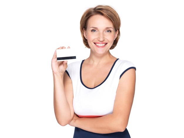 Porträt einer schönen jungen erwachsenen glücklichen Frau mit Kreditkarte über weißer Wand