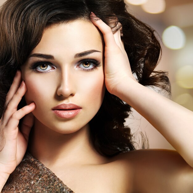 Porträt einer schönen jungen kaukasischen sexy Frau. Hübsches Model mit dunkelbraunem Augen Make-up