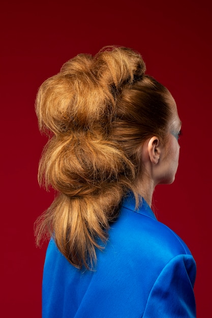 Kostenloses Foto porträt einer schönen rothaarigen frau mit make-up