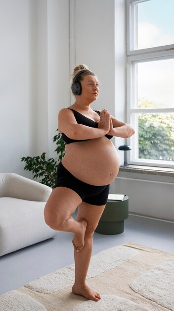 Porträt einer schwangeren Frau in Plusgröße
