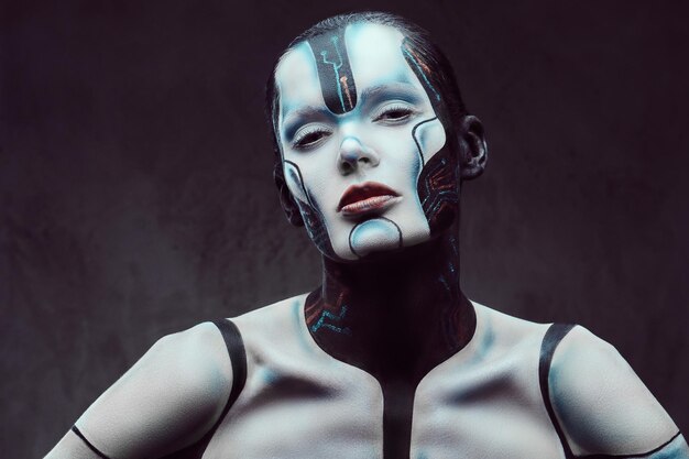 Porträt einer sinnlichen Cyberfrau mit kreativem Make-up, das auf einem dunklen strukturierten Hintergrund posiert. Technologie und Zukunftskonzept.