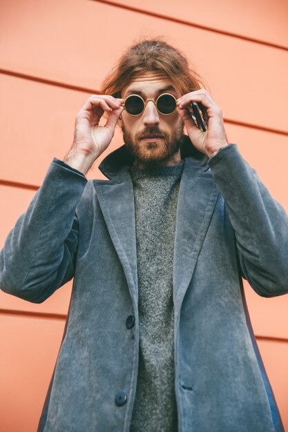 Porträt einer tragenden Sonnenbrille des stilvollen bärtigen Mannes