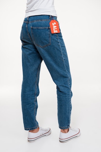 Porträt einer weiblichen beine in jeans