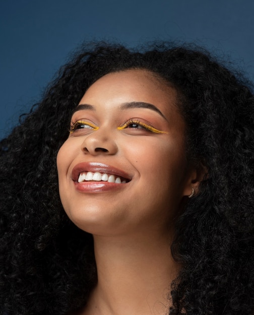 Porträt einer wunderschönen Frau, die Make-up trägt und lächelt