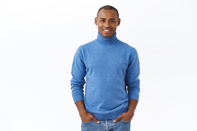 Kostenloses Foto porträt eines abgehenden gutaussehenden afroamerikaners mit borsten, blauem rollkragenpullover