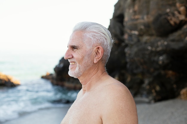 Porträt eines älteren grauhaarigen mannes am strand