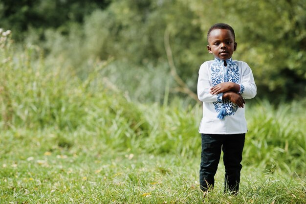 Porträt eines afrikanischen Jungenkindes in traditioneller Kleidung im Park