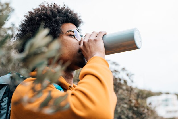 Porträt eines afrikanischen Mannes, der das Wasser trinkt