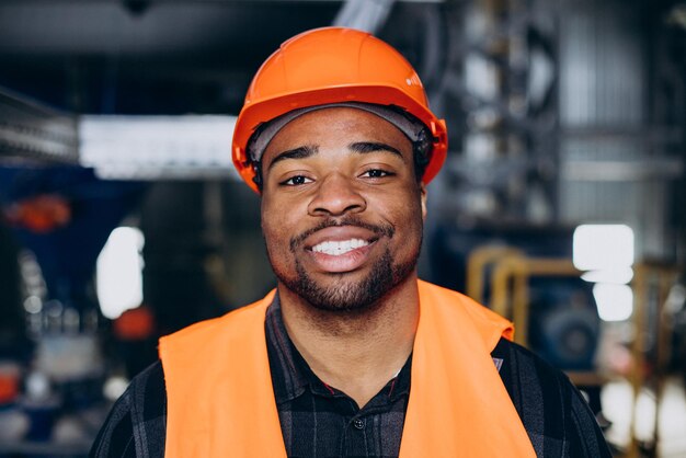 Porträt eines afroamerikanischen Mannes in einer Fabrik