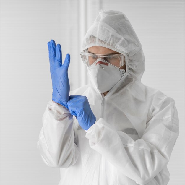 Porträt eines Arztes, der eine Gesichtsmaske und OP-Handschuhe trägt
