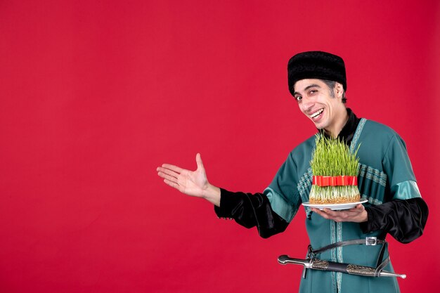 Porträt eines aserbaidschanischen Mannes in traditioneller Tracht mit Semeni auf rotem ethnischem Frühlingsurlaub novruz