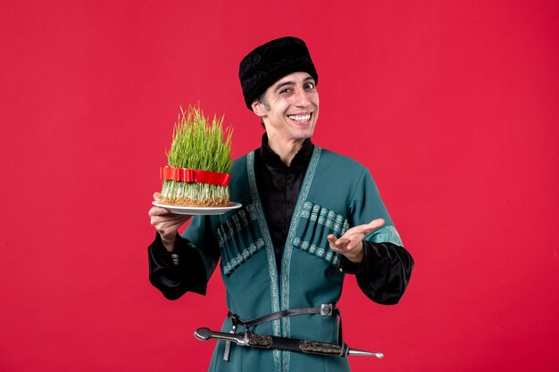 Porträt eines aserbaidschanischen Mannes in traditioneller Tracht mit Sperma auf Rot