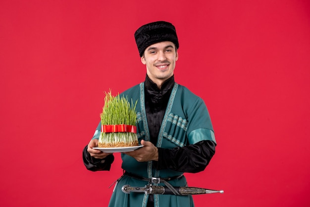 Porträt eines aserbaidschanischen mannes in traditioneller tracht mit sperma auf rot