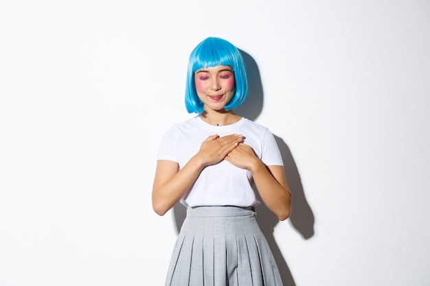 Porträt eines asiatischen Mädchens in einer blauen kurzen Perücke