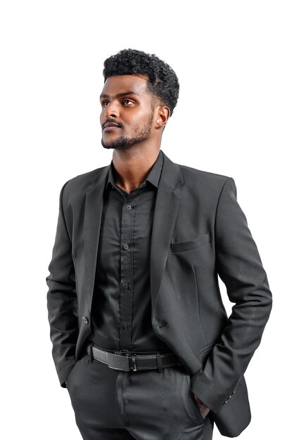 Porträt eines attraktiven afrikanisch-amerikanischen Geschäftsmannes im schwarzen Anzug im eleganten Look isoliert auf weißem Hintergrund