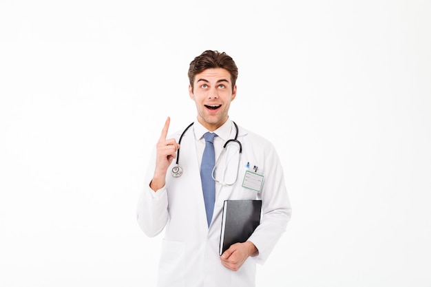 Porträt eines aufgeregten jungen männlichen Doktors