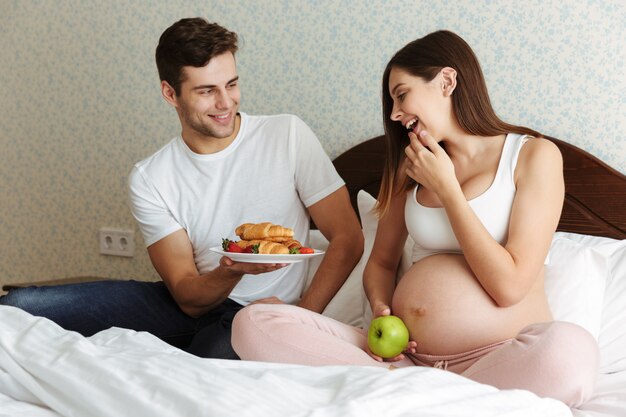 Porträt eines aufgeregten jungen schwangeren Paares