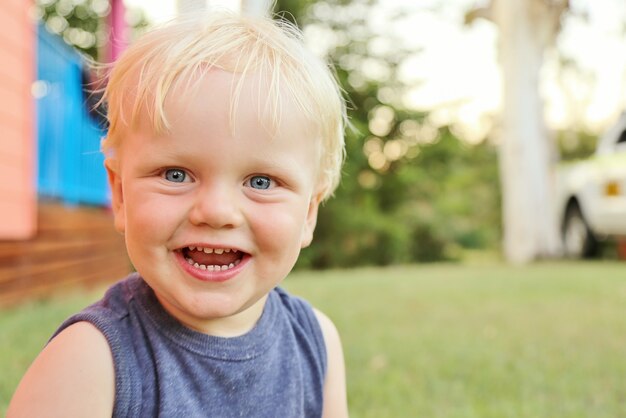 Porträt eines australischen Jungen mit blonden Haaren im Park