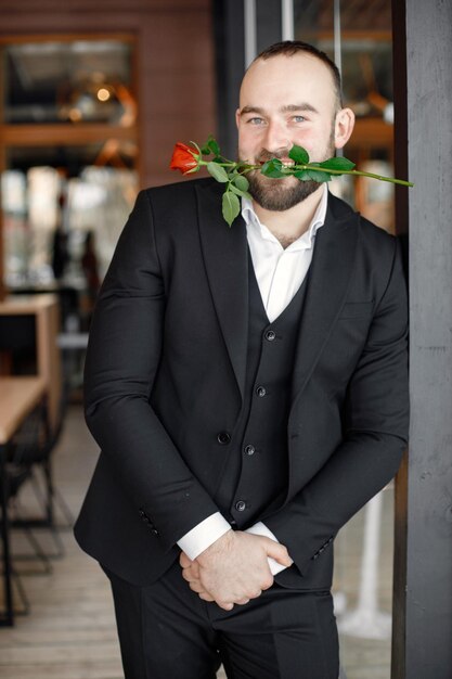 Porträt eines bärtigen Mannes im Restaurant, der auf seine Freundin wartet