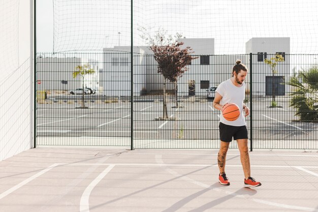 Porträt eines baskeball Spielers, der vor Gericht steht