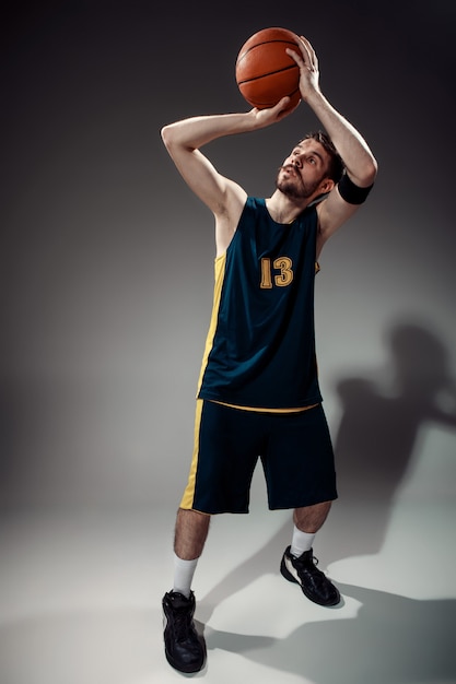 Porträt eines Basketballspielers in voller Länge mit Ball