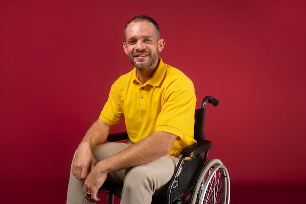 Kostenloses Foto porträt eines behinderten mannes im rollstuhl