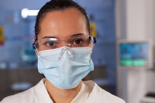 Porträt eines Biotechnologie-Chemikers, der im Labor arbeitet