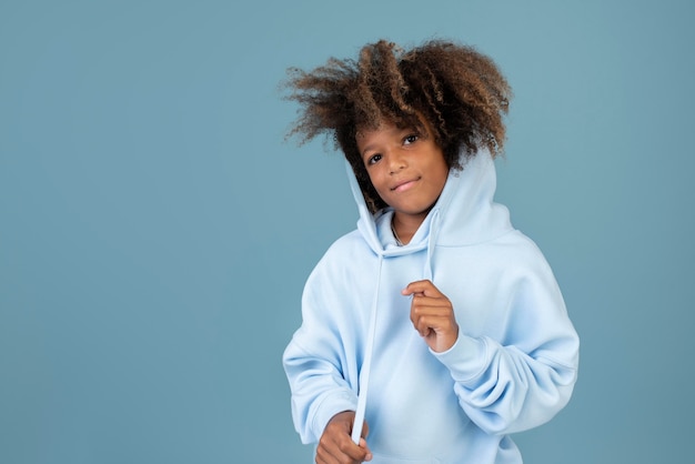 Kostenloses Foto porträt eines coolen teenagers, der einen hoodie trägt